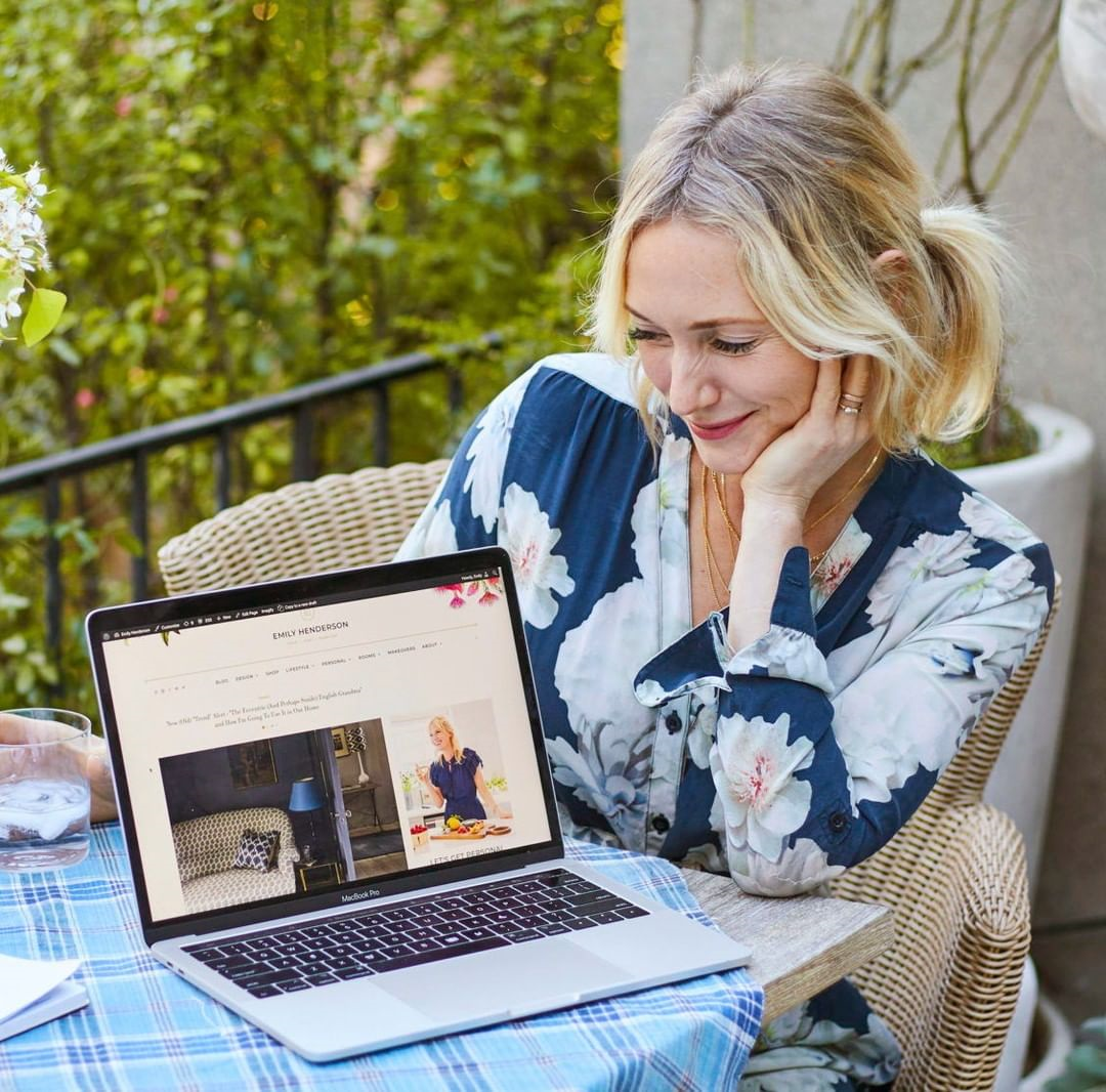 美国家居界专门以她的名字命名了一种风格,称为 "emily henderson