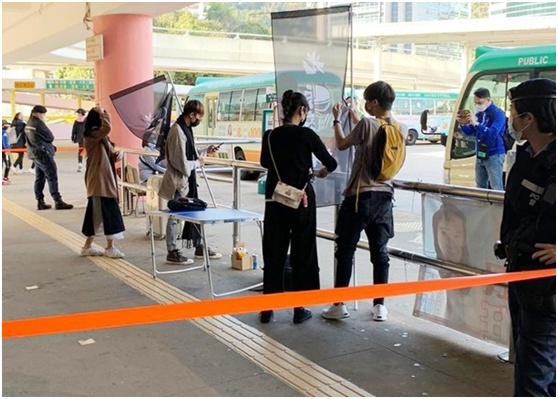 该组织成员在路边设置街站（（街边摊位））。图自香港“东网”