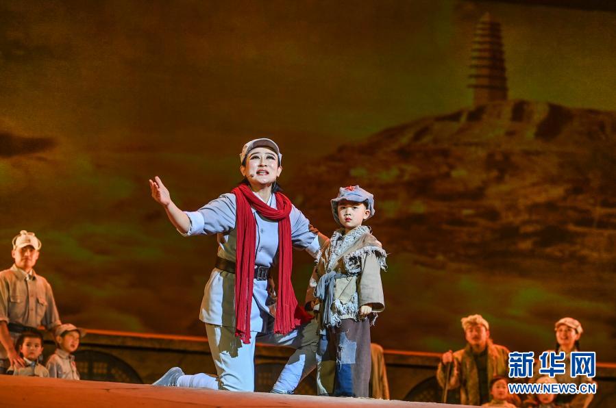 演员在表演《延安保育院》第一幕"回家"(2020年11月24日).