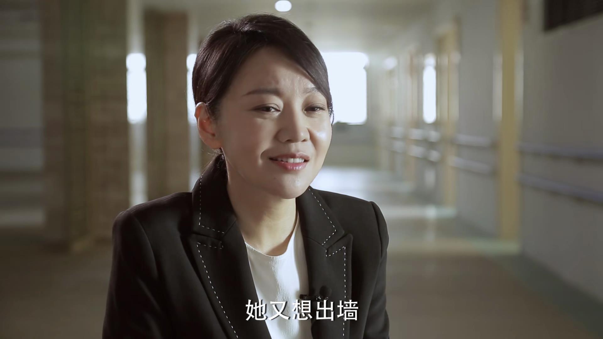 剧中,闫妮用了两种方法来塑造这个全剧林满江的铁粉 第一个,记笔记.