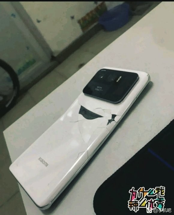 小米11 Ultra被“打骨折”:机身变弯