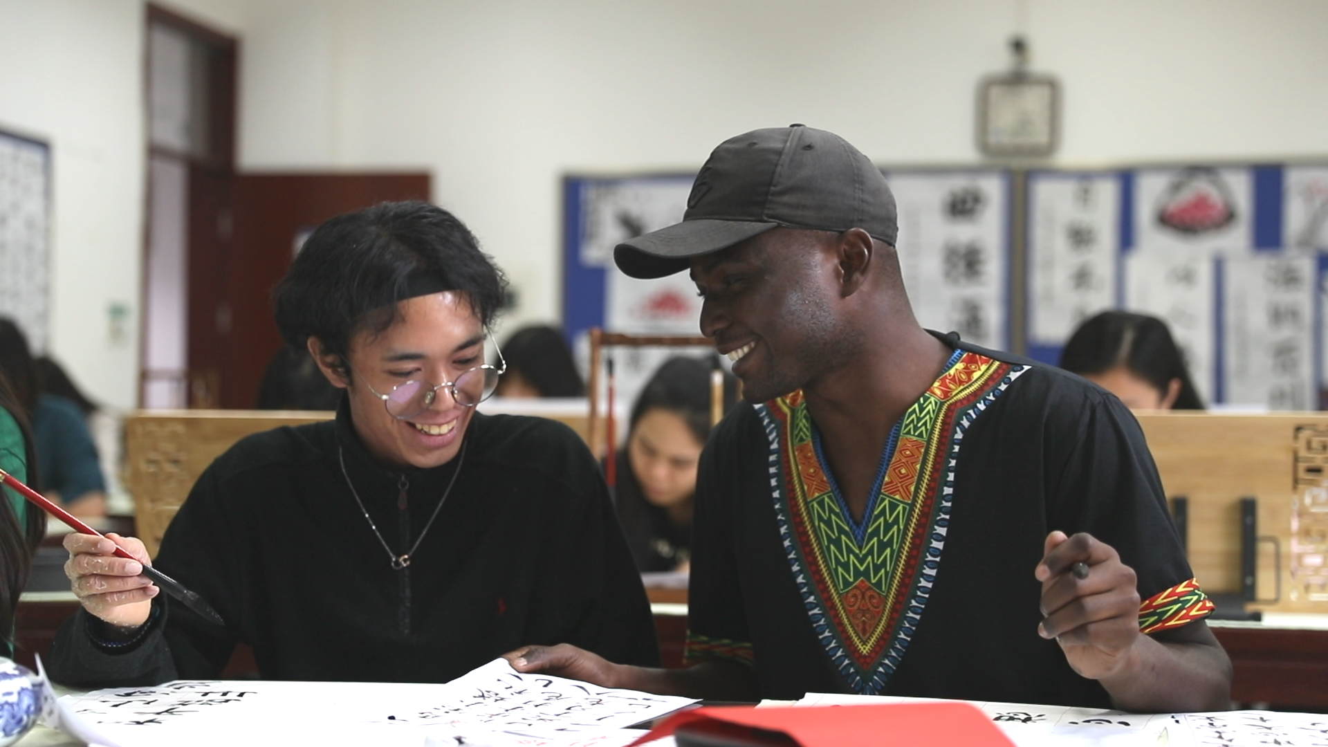 外国小哥学习书法感叹中华文化博大精深誓做中华文化传播者