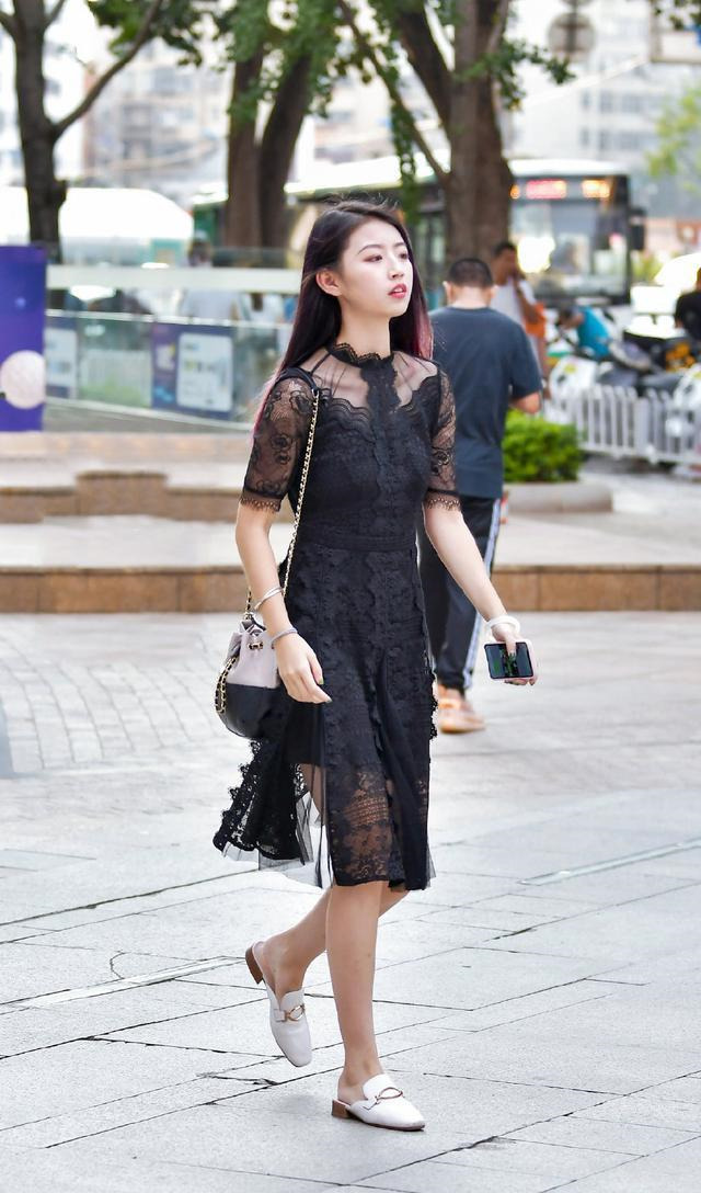 20岁出头的女生,穿裙子要选轻盈的款式,才能秀出大方俏丽的美