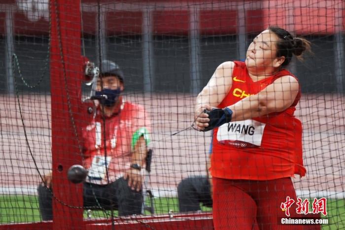 8月3日，在东京奥运会女子链球决赛中，中国选手王峥在最后一次试投时掷出77.03米，获得该项目的银牌。图为王峥在比赛中。 <a target='_blank' href='http://www.chinanews.com/'>中新社</a>记者 韩海丹 摄