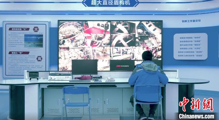 项目科研攻关小组通过各种高科技手段保障隧道在高水压下滴水不漏。中交隧道局供图