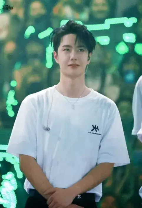 赵丽颖就粉丝互撕事件致歉，王一博“二搭”风波后现身，摘掉与赵丽颖“同款项链”避嫌