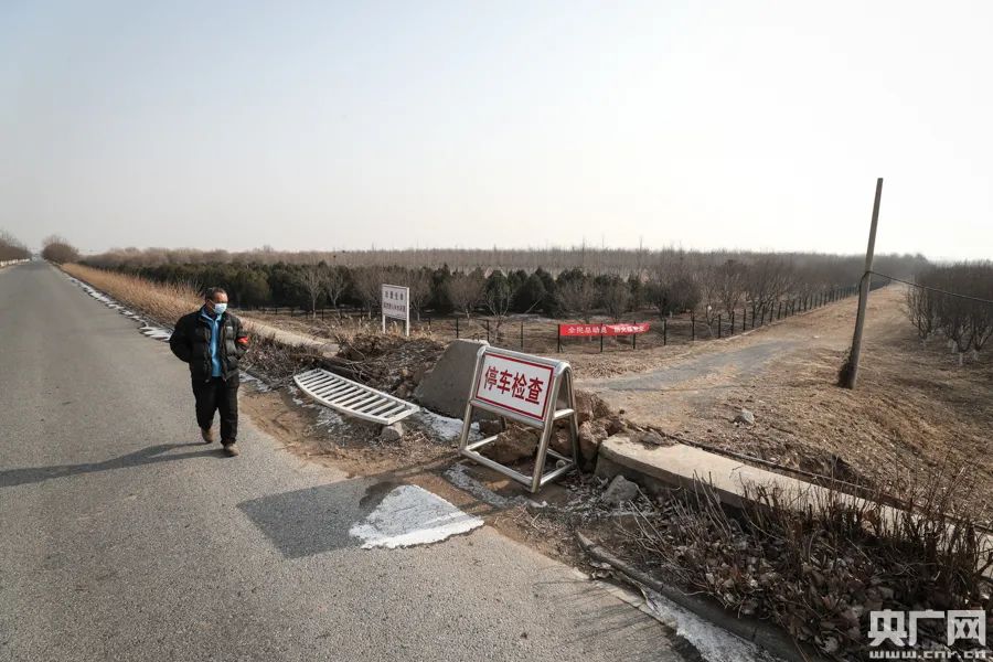 榆垡镇王屯段河堤上，防疫人员正在巡视（央广网记者 韩靖 摄）