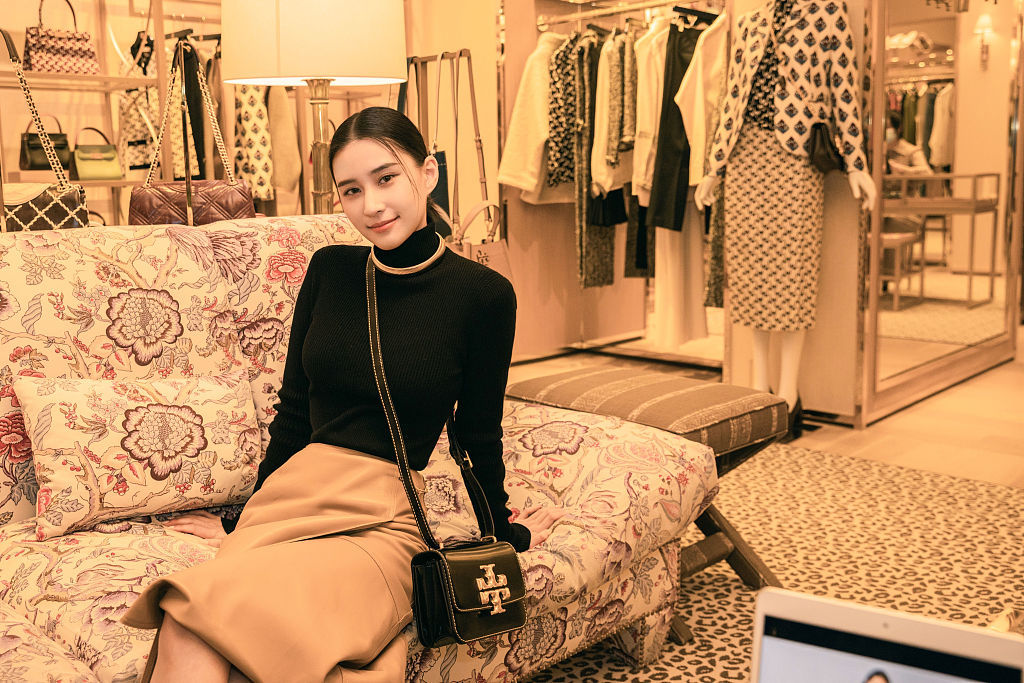 何超莲黑上衣搭鹅黄色半身裙身姿曼妙气质优雅演绎早秋文艺范