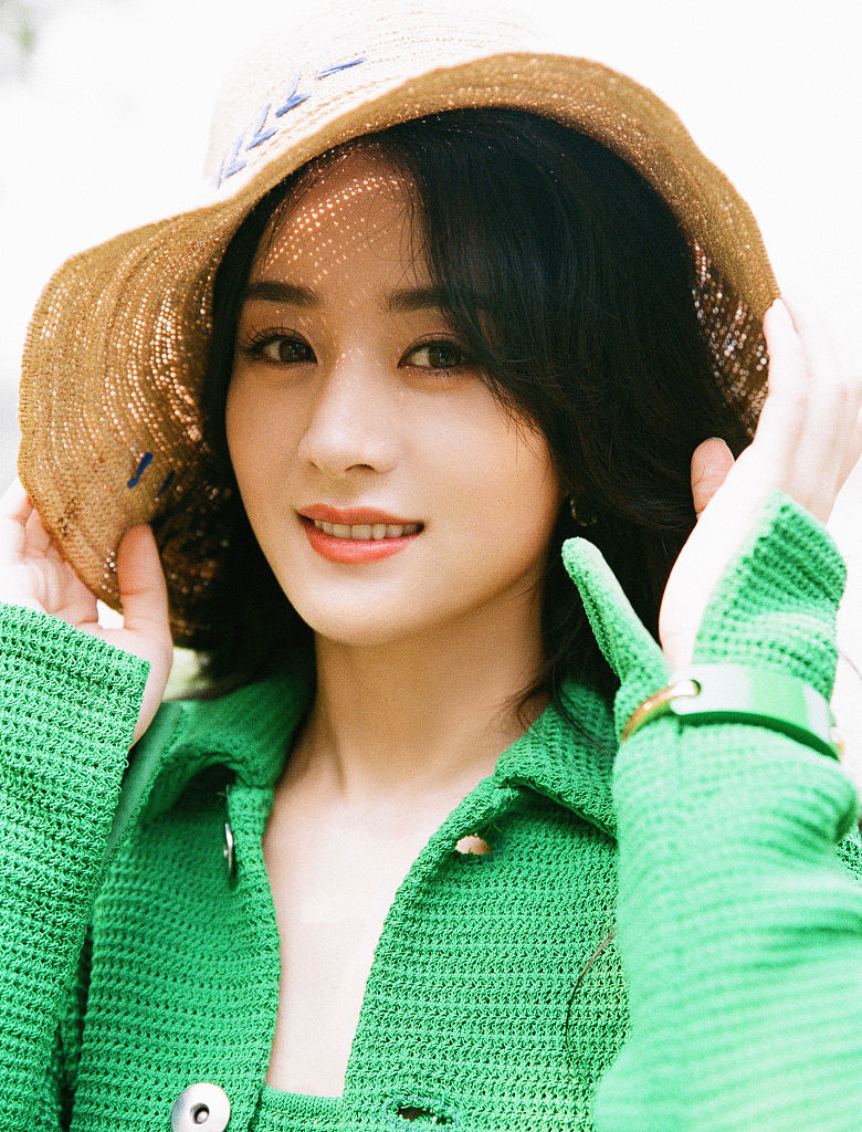 赵丽颖出道十五周年写真曝光着绿裙置身自然光影中满满夏日香气