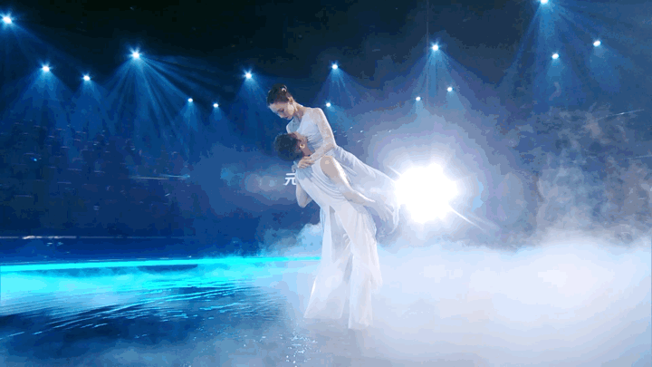 毕业的金晨这一次拿出了看家本领,在舞台上与搭档展现了古典双人舞