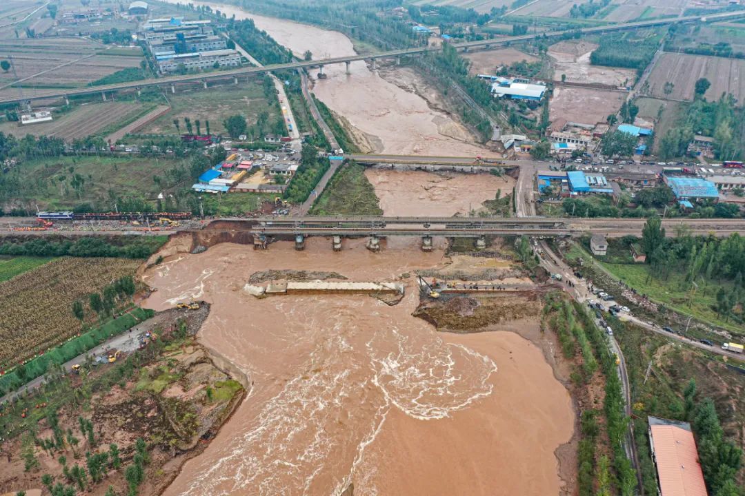 10月7日，山西晋中，受连续降雨影响受损的昌源河大桥。