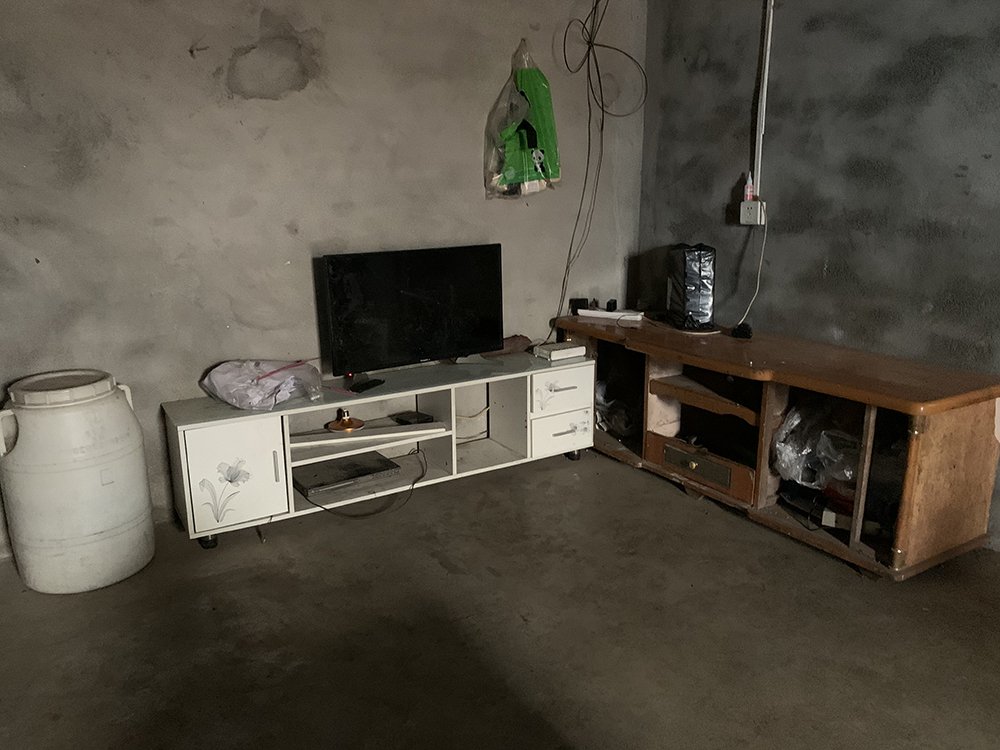 新建的房屋还没装修也没有像样的家具。