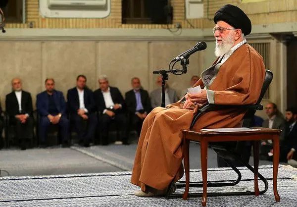 伊朗最高领袖哈梅内伊4月24日发表讲话，表示伊朗将反制美国的制裁