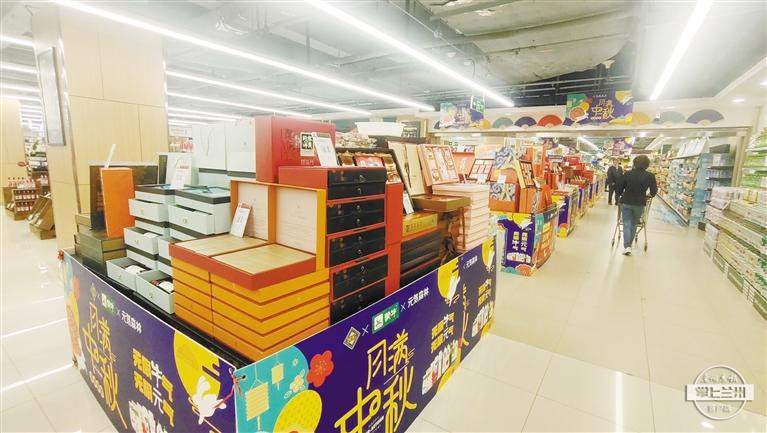 大型超市月饼遇“冷”创意设计月饼受追捧