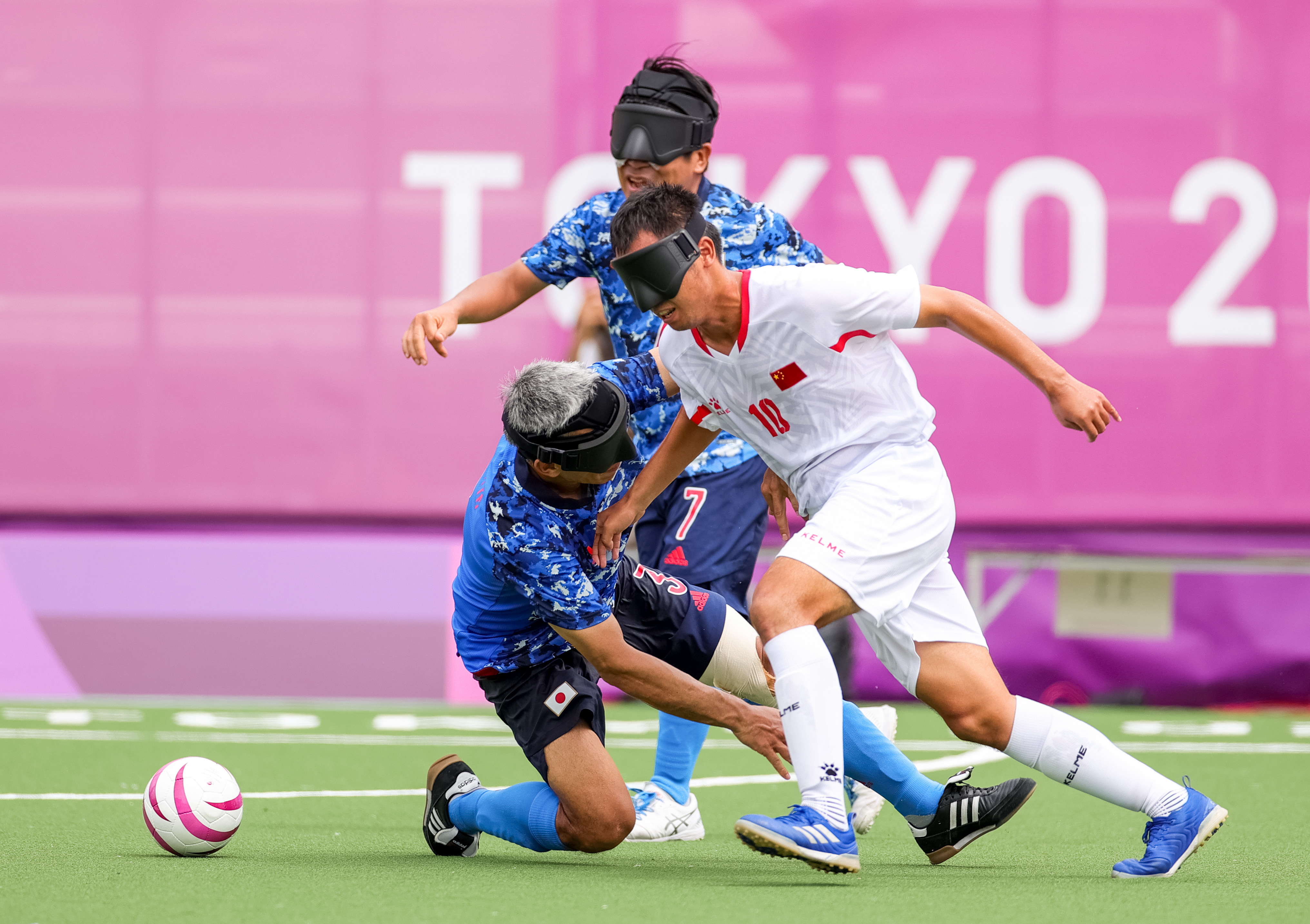 中国队在小组赛2-0击败日本。