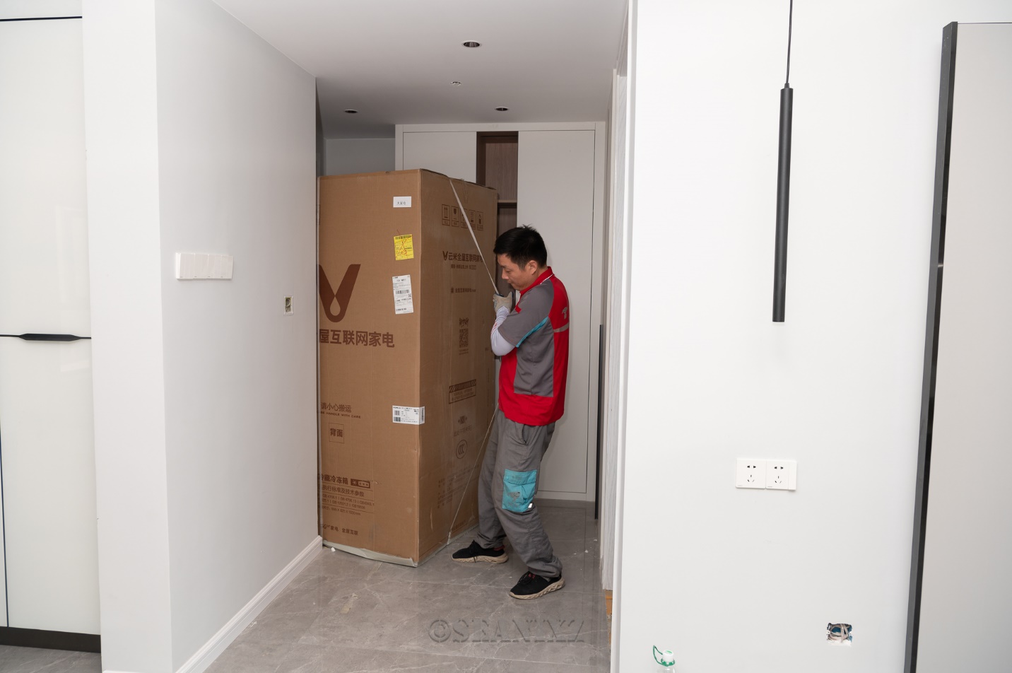 物流小哥送上楼拆包装,并且带走了包装,送货体验还是不错的,包装到位