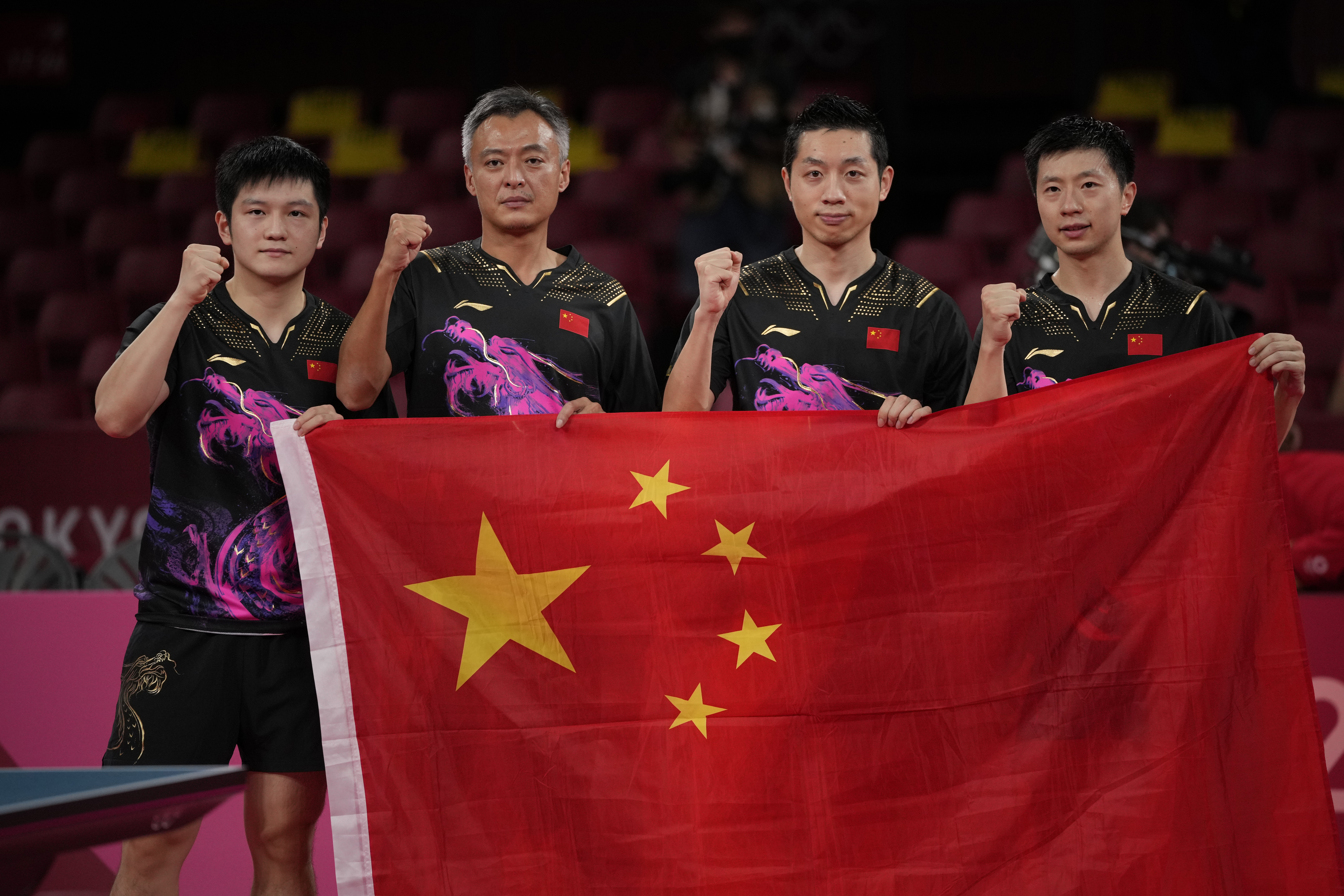秦志戬带领樊振东、许昕和马龙，拿下东京奥运男团冠军。