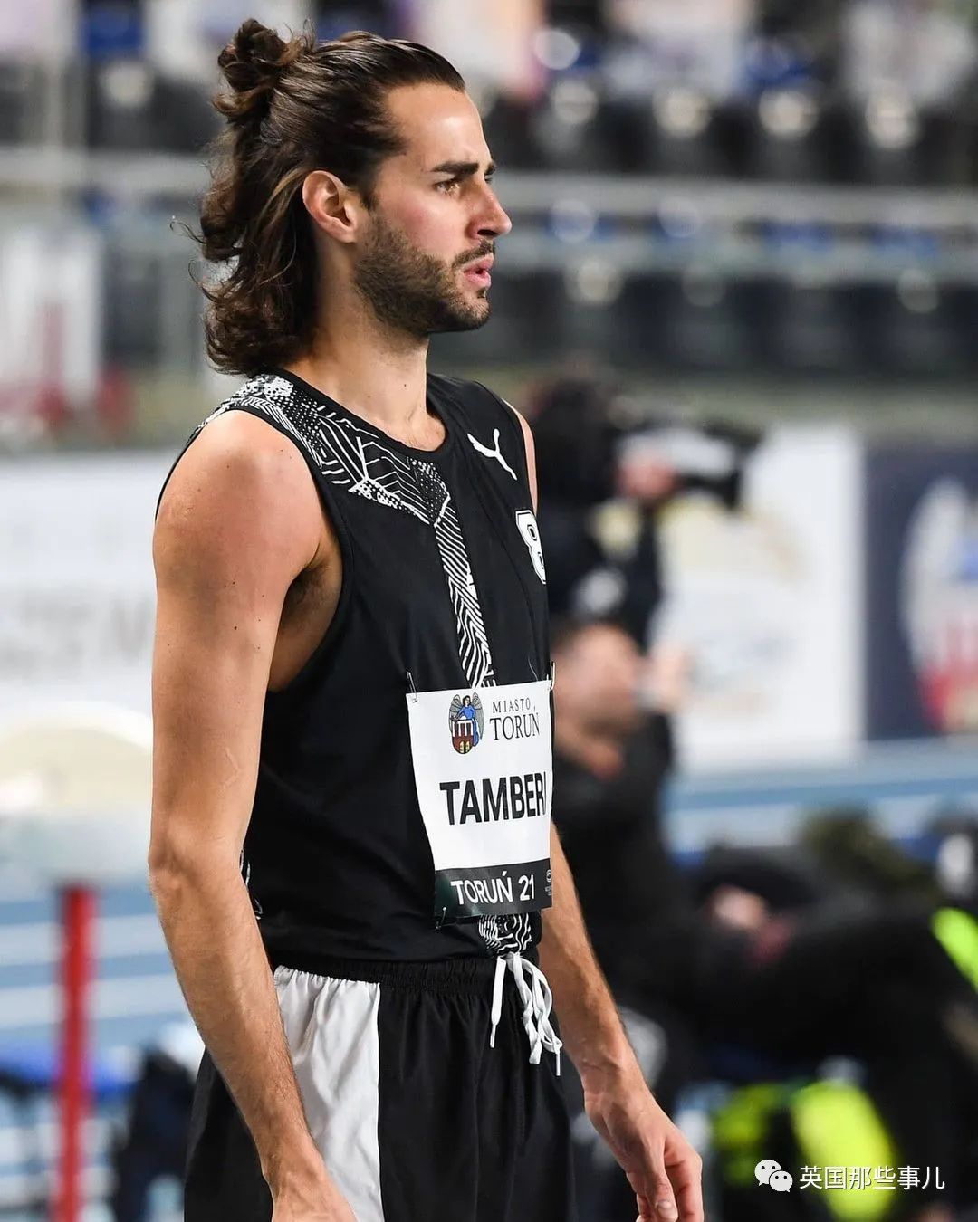 意大利连夺两金,帅哥运动员头盖国旗热情拥吻 网友:极致浪漫