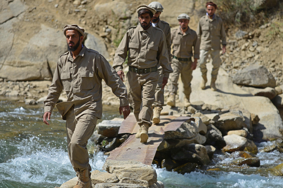 当地时间2021年8月21日,阿富汗潘杰希尔地区,阿富汗政府军安全部队成员在当地进行军事训练。