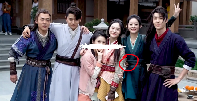 赵丽颖就粉丝互撕事件致歉，王一博“二搭”风波后现身，摘掉与赵丽颖“同款项链”避嫌