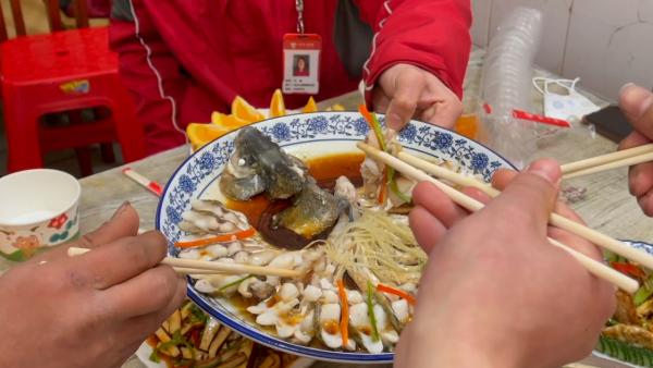 星级大厨出身的快递小哥做年夜饭，宴请快递兄弟本地过年