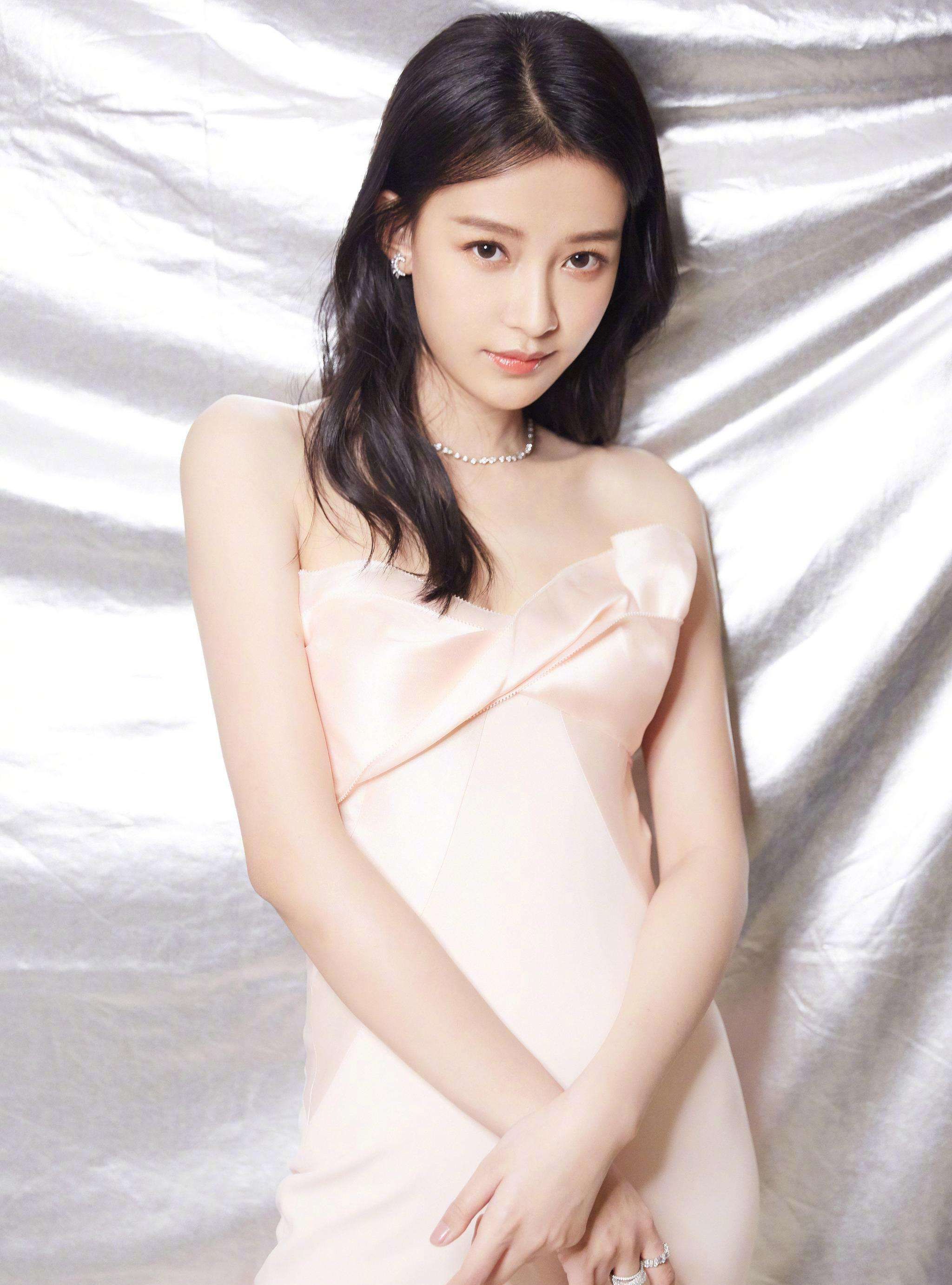 盘点孙怡董子健甜宠日常,躺腿喝奶茶,清醒回应靠婆婆王京花上位