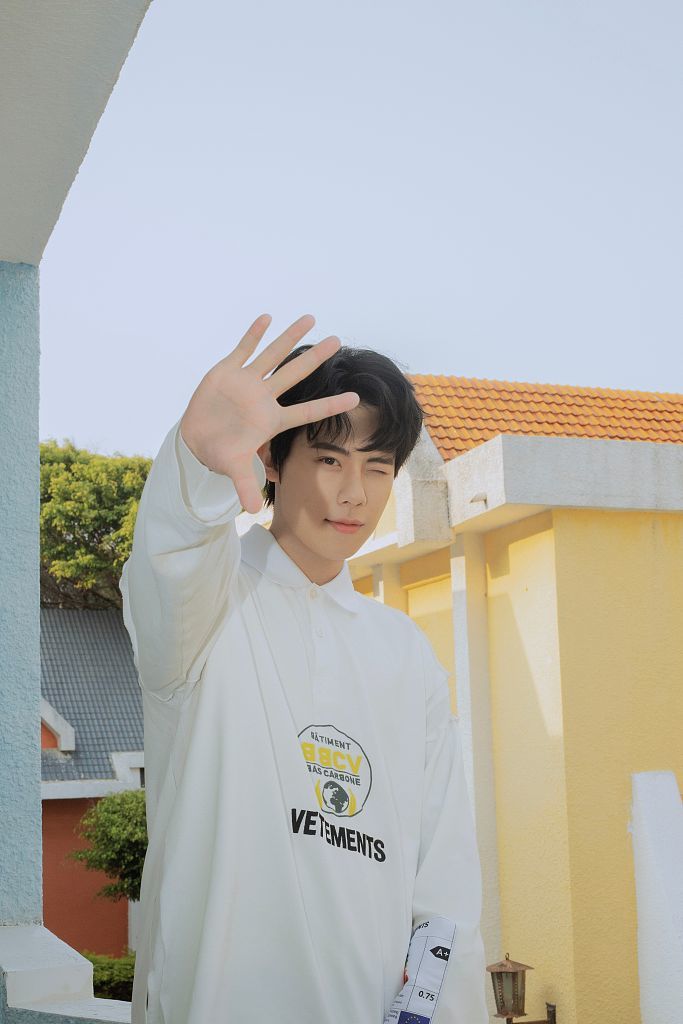 周奇奶油色清新穿搭阳光帅气 高举手臂演绎元气学弟