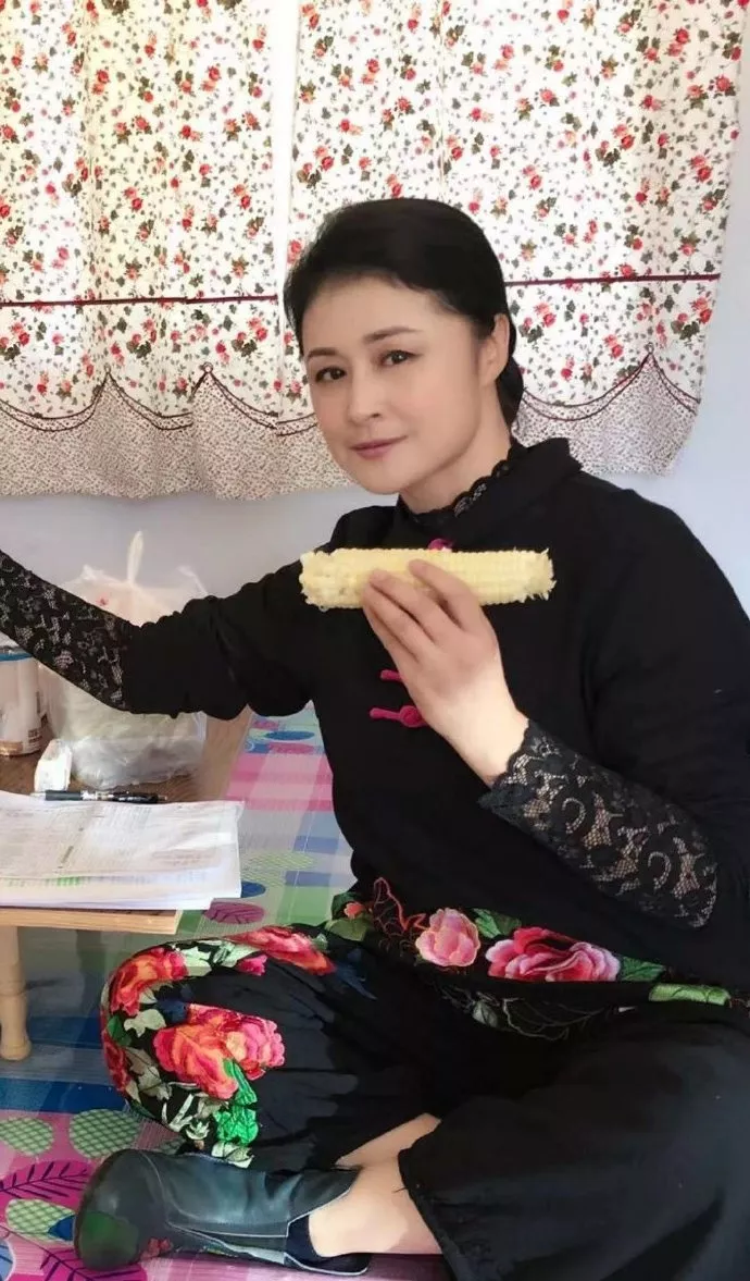 更是《乡村爱情故事》里泼辣豪爽的谢大脚.