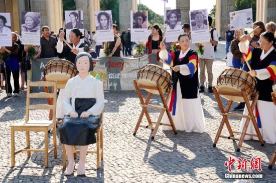 8月14日，在德的韩国和日本民间团体于第七个世界“慰安妇”纪念日之际在柏林勃兰登堡门前举行集会，再次敦促日本政府正式向“慰安妇”制度暴行受害者道歉，并作出赔偿。一座“和平少女像”亦出现在当天的活动现场。中新社记者 彭大伟 摄