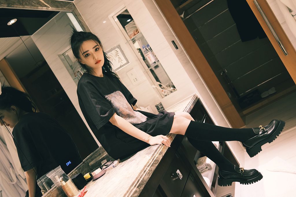 徐璐暗黑系少女写真氛围感拉满 高扎马尾辫勾勒优越侧脸_凤凰网娱乐