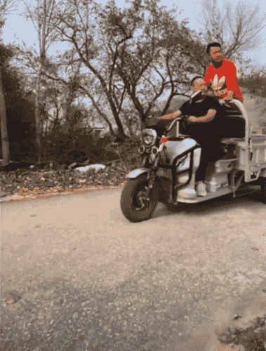 人们以为农村只有社会摇和摇花手,动辄就要喊麦再加上两句"老铁666".