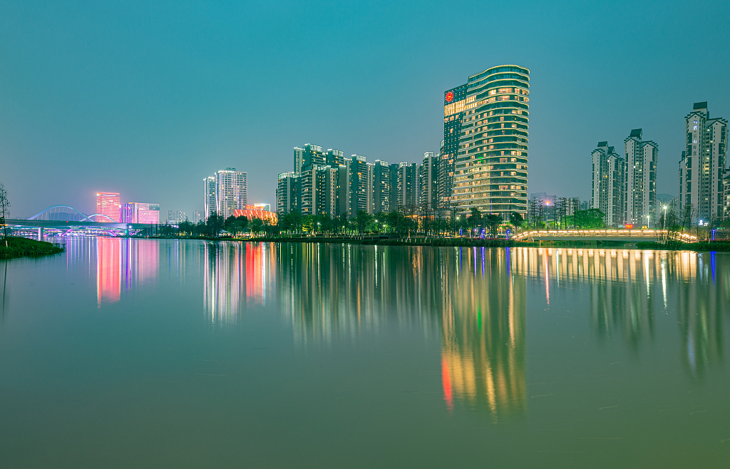 2021年3月9日,广州,南沙区黄阁镇蕉门河中心区域一带的城市建筑夜景迷人。(图片来源:视觉中国)