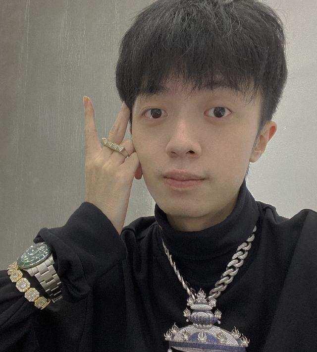 姜云升发文怒怼私生饭,气到在直播间抽烟