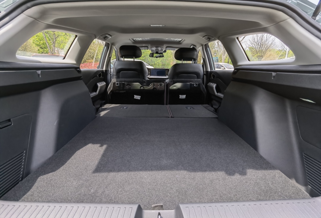 新宝骏valli的后排座椅支持4:6分割放倒,放倒后能够形成一个大平面,这