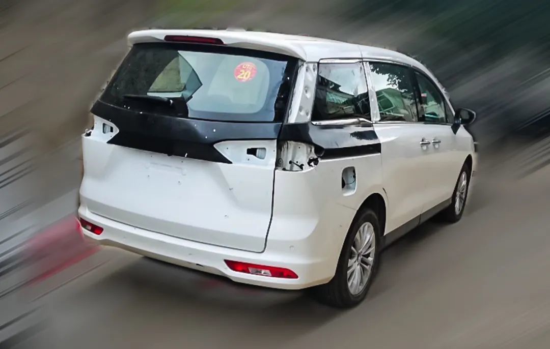 东风风光f527谍照打开凤凰新闻,查看更多高清图片