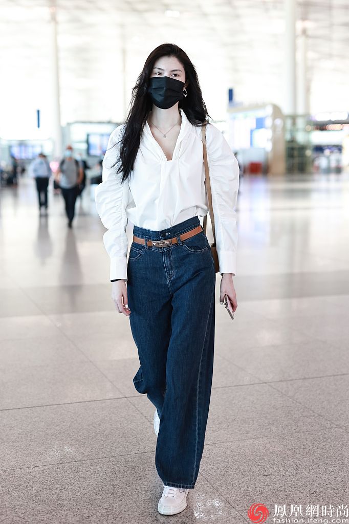 何穗白衬衫搭牛仔裤经典又耐看 标准通勤装简单高级__凤凰网