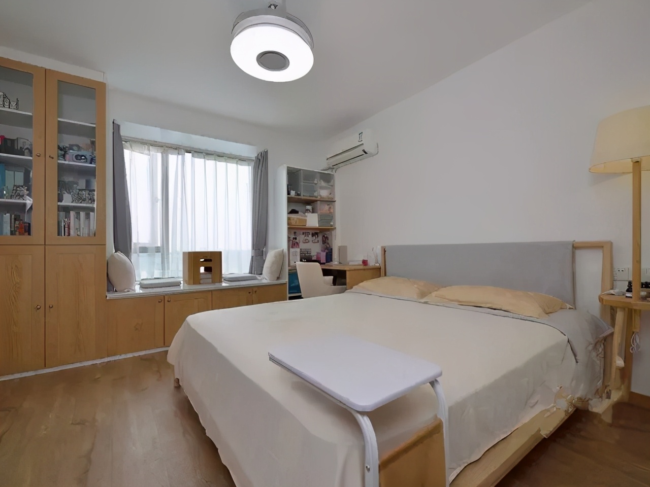 主卧利用了飘窗的位置,把飘窗周边全部结合起来做柜子,这样加上卧室