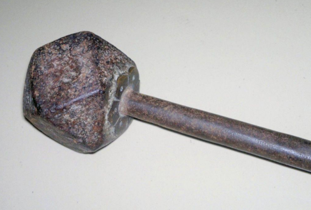 古代战场战锤,为何西方的喜欢带尖刺,中国的却只做成带棱蒜瓣?_凤凰网