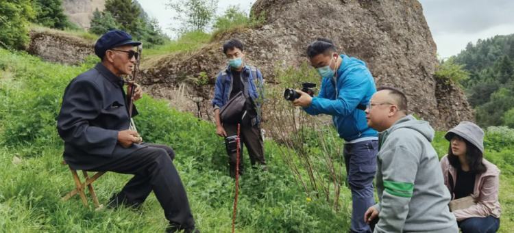 △《下饭菜》工作照。在美食纪录片《下饭菜》总导演王圣志看来，中国真正好吃的东西都在乡间。/被访者供图