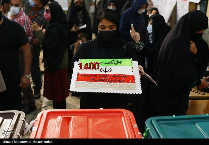 伊朗官方发布的投票现场照片 / 伊通社