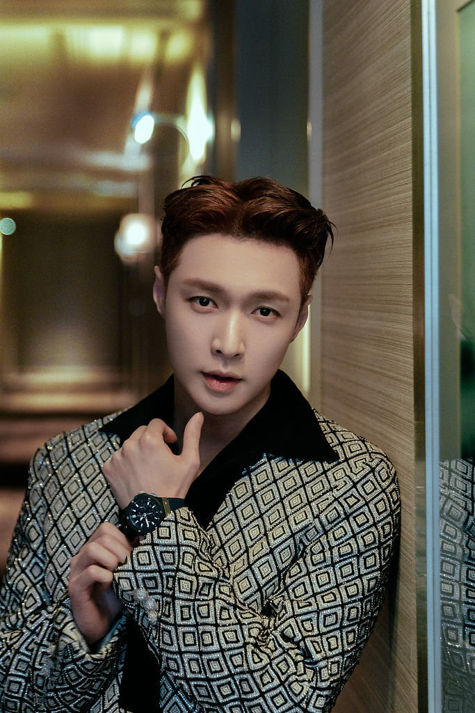 张艺兴栗发冷白皮五官精致 抬手秀腕表魅力四射帅气张扬