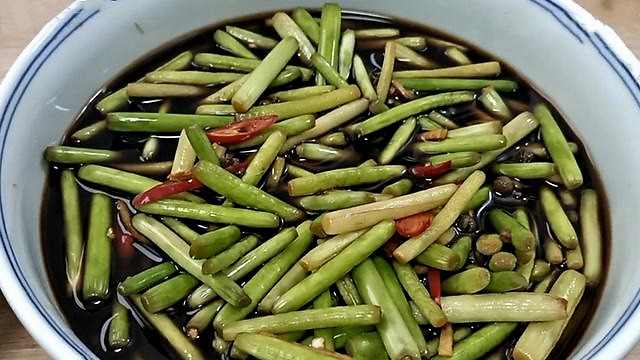 春天蒜苔别再炒着吃了试试此做法酸脆爽口人人吃得起