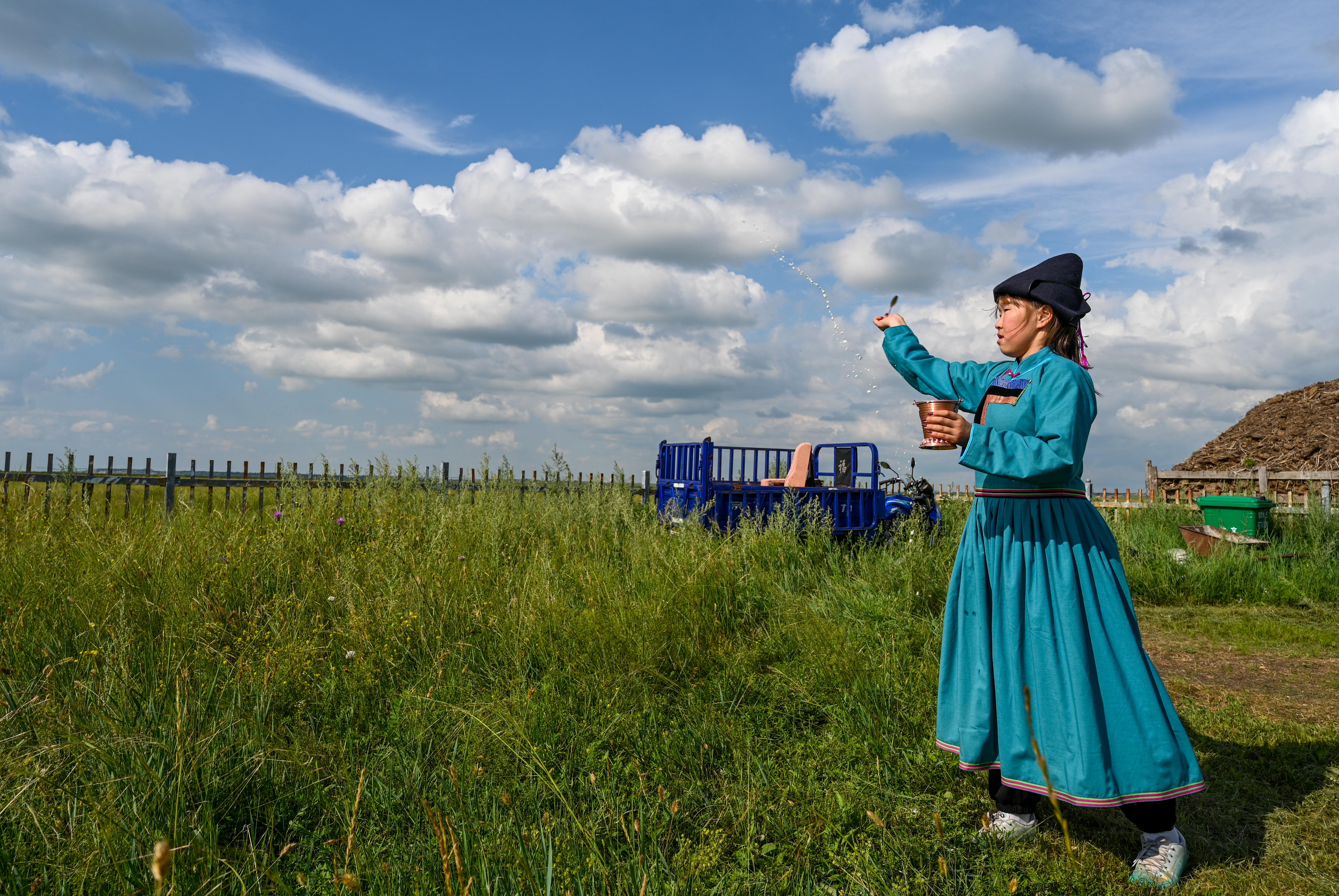 新华全媒天边草原看蒙古族女孩的别样暑假