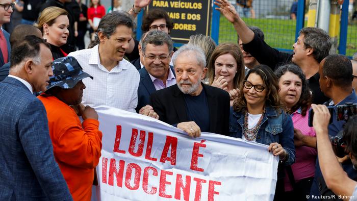 2019年卢拉出狱，支持者前来迎接（路透社）