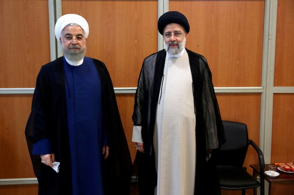 伊朗前总统鲁哈尼（左）与当选总统莱希（右）。  新华社 图