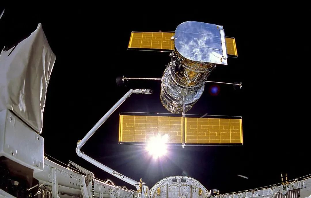 图注:当年 NASA 派航天飞机修复哈勃望远镜的情景。