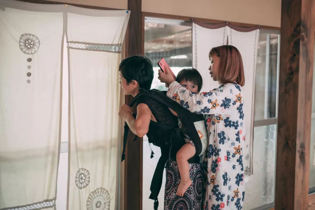 由香里的第二个孩子是裕子在家接生的，而裕子之后生的的三个孩子也都是由香里接生的。两位妈妈也通过为彼此接生，更是加深感情，成了生死之交。