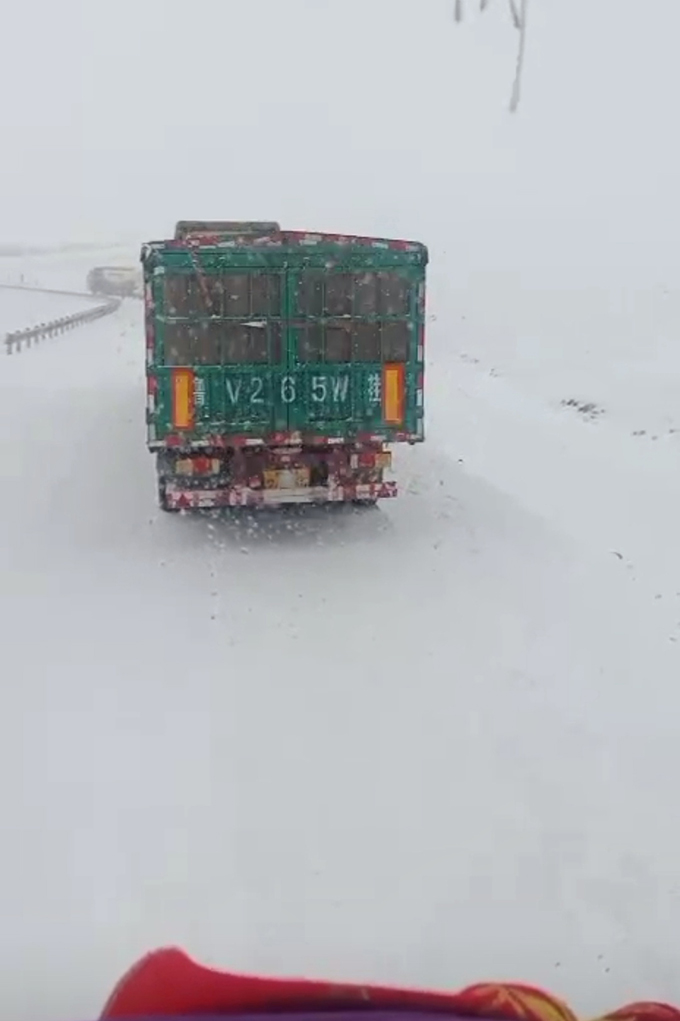 今年3月,刘坤荣行至唐古拉山时,路遇大雪。 受访者供图