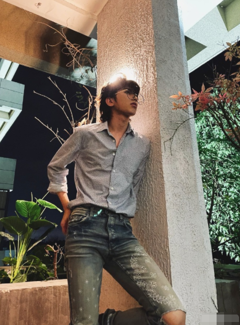 蔡徐坤深夜晒帅照,仰拍镜头下颜值出众,穿破洞牛仔裤硬汉味十足__凤凰