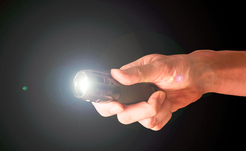 太空中打开手电筒能看到光吗?这个宇宙冷知识超级震撼__凤凰网